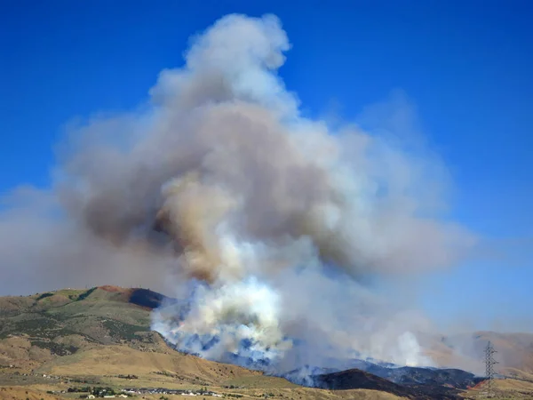 Niszczycielski Pożar Dzikich Gór Podnóża Gór Dymem Unoszącym Się Powietrzu — Zdjęcie stockowe