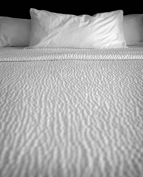 清洁床上用品及附有白色被单的枕头 以舒缓睡眠 — 图库照片