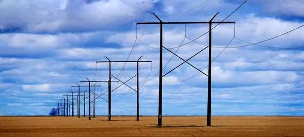 Líneas Eléctricas Campo Con Cielo Azul Nubes Que Representan Utilidad — Foto de Stock