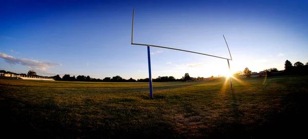 Fútbol Porteros Gol Postes Montantes Atardecer Con Cielo Del Sol — Foto de Stock