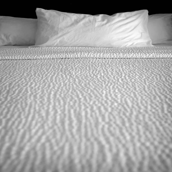 清洁床上用品及附有白色被单的枕头 以舒缓睡眠 — 图库照片