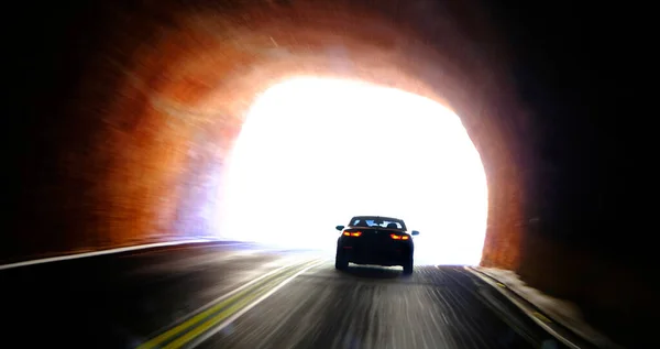 Carro Dirigindo Através Túnel Escuro Entrando Luz Liberdade — Fotografia de Stock