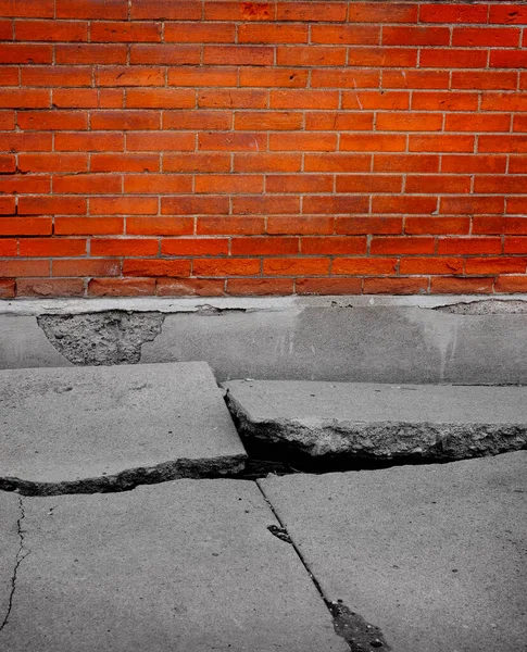 Gebroken Stoep Beton Barst Gevaarlijk Gebarsten — Stockfoto