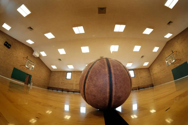 Cancha Baloncesto Con Aros Bolas Llantas Piso Madera Luces Para — Foto de Stock