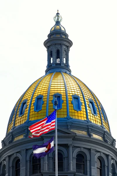 Colorado State Capitol Building Złotą Architekturą Kopuły Flagą Amerykańską — Zdjęcie stockowe