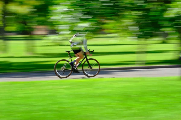 Personne Faisant Vélo Vélo Dans Parc Verdoyant Été Déplaçant Rapidement — Photo