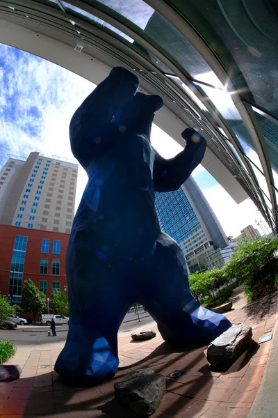 デンバー コロラド コンベンション センターの大きな青い熊の彫刻 — ストック写真