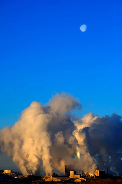 Usine Usine Entrée Produisant Pollution Fumée Dans Air Avec Lune — Photo