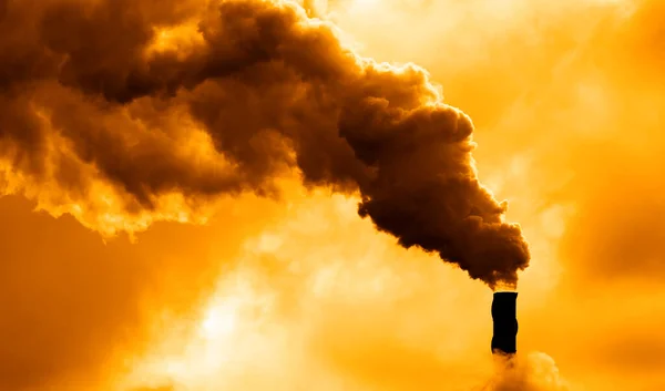 Umweltverschmutzung Steigt Durch Fabrikrauchschornstein — Stockfoto