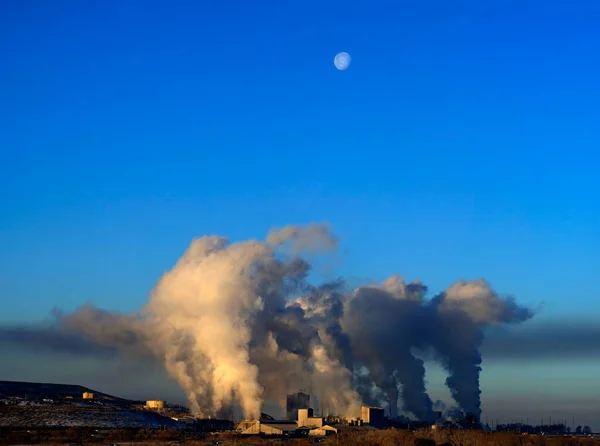 Fabryka Lub Elektrownia Wytwarzająca Zanieczyszczenia Dym Powietrzu Niebieskiego Nieba Wraz — Zdjęcie stockowe