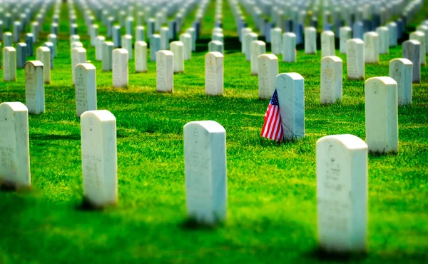 美国军人坟场 墓碑上有士兵用的白色大理石排 — 图库照片