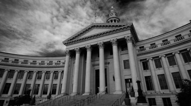 Mimari tasarımı ve ışık ve gölgeli dekoratif yapıyı gösteren bir yapı üzerindeki mermer sütunlar