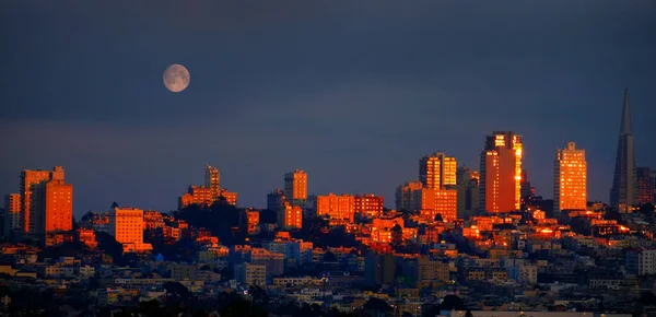Luz Dorada Del Atardecer Que Brilla Los Rascacielos San Francisco — Foto de Stock