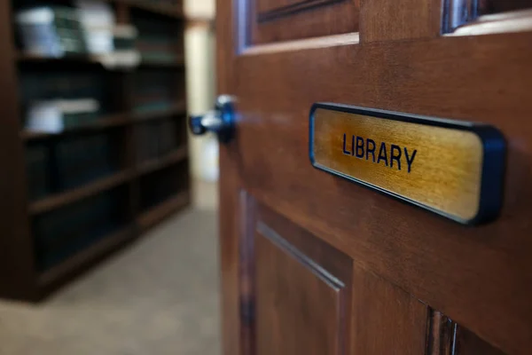 Library Sign Wooden Door Leadhing Room Bookshelves Books — Φωτογραφία Αρχείου