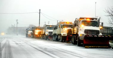 Şiddetli kar fırtınası altında kar kürüyor fırtına temizleme caddesi sürücüsüne hazırlanıyor