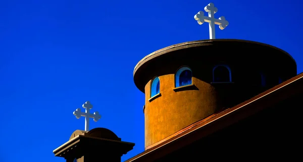 教堂尖塔与白色的基督教十字架与蓝天 — 图库照片