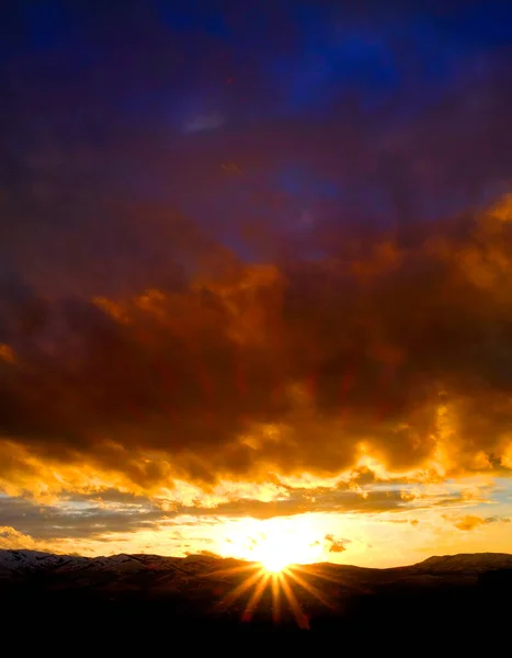 Puesta Sol Las Montañas Horizonte Nubes Sol Estrella Sol Brillante — Foto de Stock
