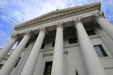 Mimari tasarımı ve ışık ve gölgeli dekoratif yapıyı gösteren bir yapı üzerindeki mermer sütunlar