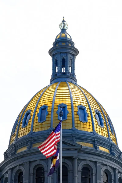 Здание Капитолия Штата Колорадо Золотым Куполом Американским Флагом — стоковое фото