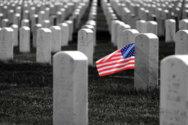 Cmentarz Wojskowy Stanach Zjednoczonych Nagrobkami Dla Żołnierzy Białe Rzędy Marmuru — Zdjęcie stockowe