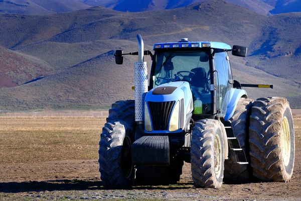 Blue Tractor Dirt Field Farm Spring Planting Farming Business — Stock fotografie
