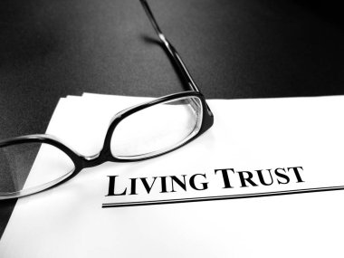 Vasiyetname ve vasiyetname. Mülk Planlama belgeleri masada, gözlüklerle.