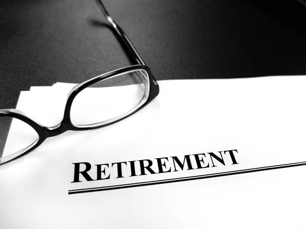Pensioneringsplanering Dokument Skrivbordet Med Glasögon För Att Planera Att Pension — Stockfoto