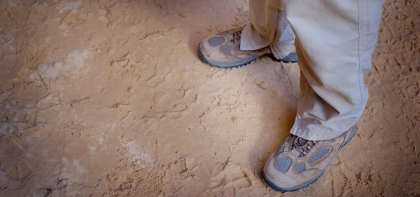 Hiker Wearing Hiking Boots Muddy Sitting Rock Dirt Trail — Stockfoto