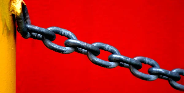 Chain Security Hanging Yellow Metal Pole Red Wall Background — Zdjęcie stockowe