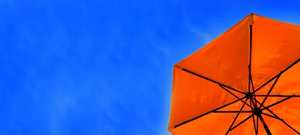 Orange Umbrella Blue Sky Symbolizing Vacationing Summer Panorama Relaxation — 图库照片