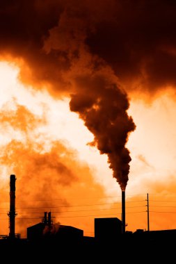 Çevre için kötü bir fabrika üretimindeki duman yığınından kaynaklanan kirlilik