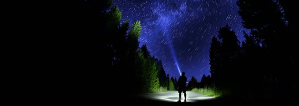 Uomo Piedi Nel Buio Con Stelle Con Torcia Foresta Cielo — Foto Stock