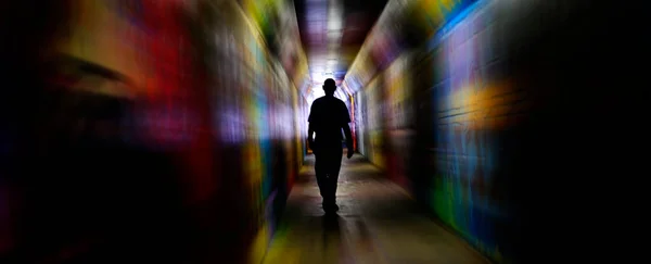 Одинокий Человек Конце Туннеля Успеха Триумфа Конце Путешествия Зум Движения — стоковое фото