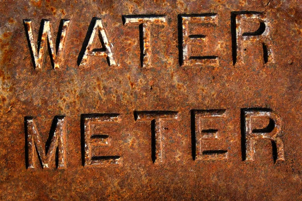 水道メーターカバーは 水システムへの錆びたアクセスを錆びた — ストック写真
