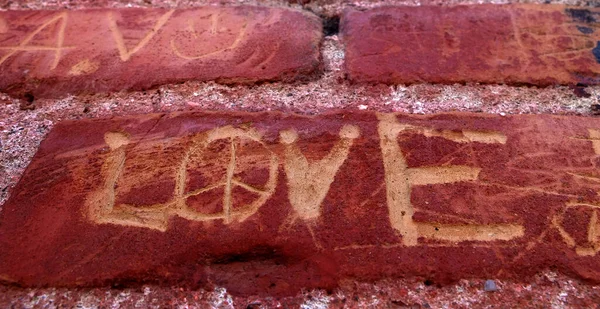 旧红砖墙的细节 以文字命名 爱揉碎或雕刻而成 — 图库照片