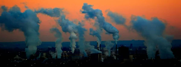 Dym Fabryczny Wzrasta Zanieczyszczeniu Powietrza Wschodzie Słońca — Zdjęcie stockowe
