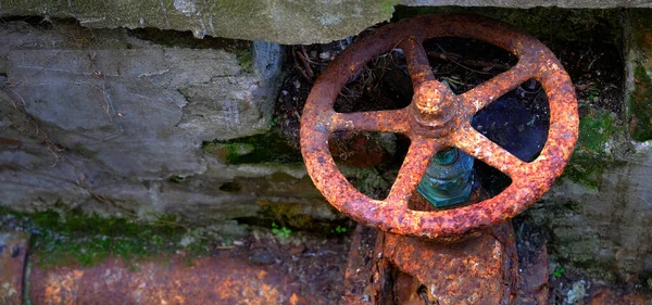Velho Tubo Água Ferro Enferrujado Quebrado Com Válvula Roda Volta — Fotografia de Stock