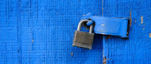 Мбаппе Синей Двери Синей Стене — стоковое фото