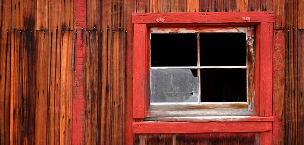 Detail Einer Alten Verwitterten Hölzernen Scheunenwand Mit Roten Farbfenstern Und — Stockfoto