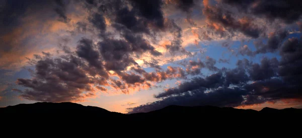 Luz Del Atardecer Sobre Montañas Desierto Con Cielo — Foto de Stock