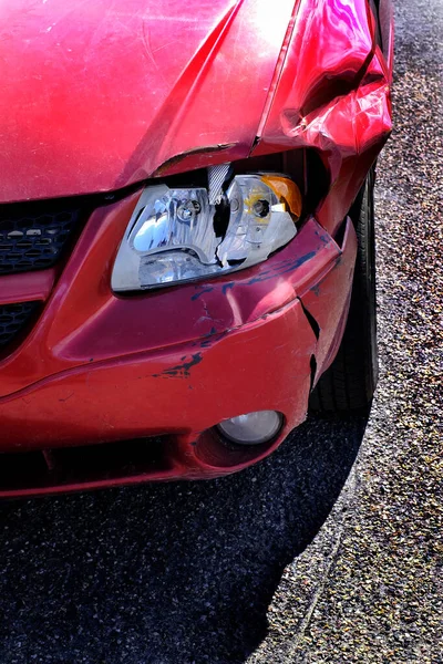 Červené Auto Poškozeným Reflektorem Rozbitým Nárazníkem Havárie — Stock fotografie