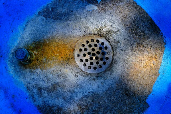 Круглый Металлический Слив Синем Круге Раковина Пятнами — стоковое фото