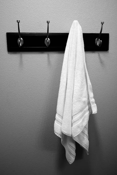 Ενιαία Λευκή Πετσέτα Στο Ράφι Hanginbg Στον Τοίχο Του Μπάνιου — Φωτογραφία Αρχείου
