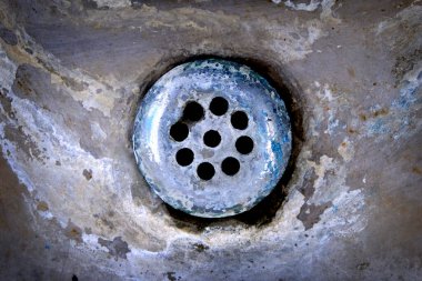 Eski, yıpranmış ve lekelenmiş lavabo sert su dokusunda.