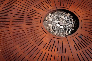 Çember şeklinde kaya ve toprak ile paslı metal rendeleyici dokusu