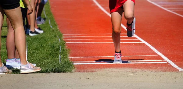 Verspringen Wedstrijd Track Field Atleet Met Rode Shorts Lopen Springen — Stockfoto