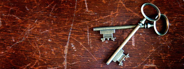 Старые Старинные Ключи Изношенном Деревянном Фоне — стоковое фото