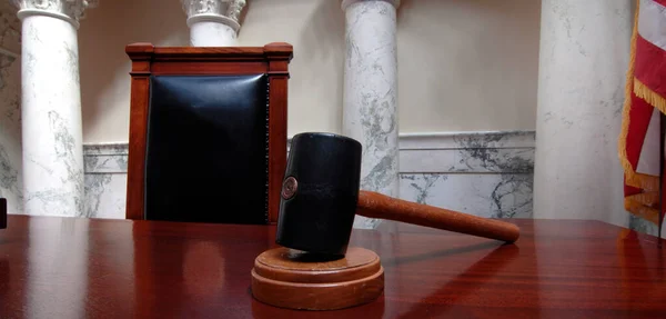 Gavel Drewnianym Biurku Lub Stole Sali Sądowej Lub Ustawodawczej Prawodawcy — Zdjęcie stockowe