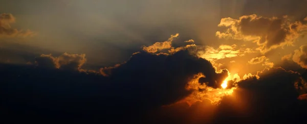 Zonnestralen Die Schijnen Door Wolken Lucht Symboliseren Hoop Verlossing — Stockfoto