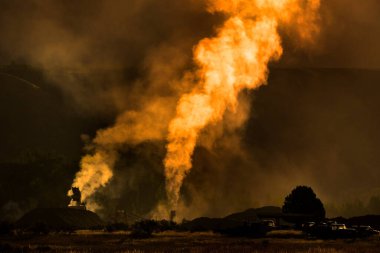 Hava kirliliği emisyonlarına yükselen duman veya buhar